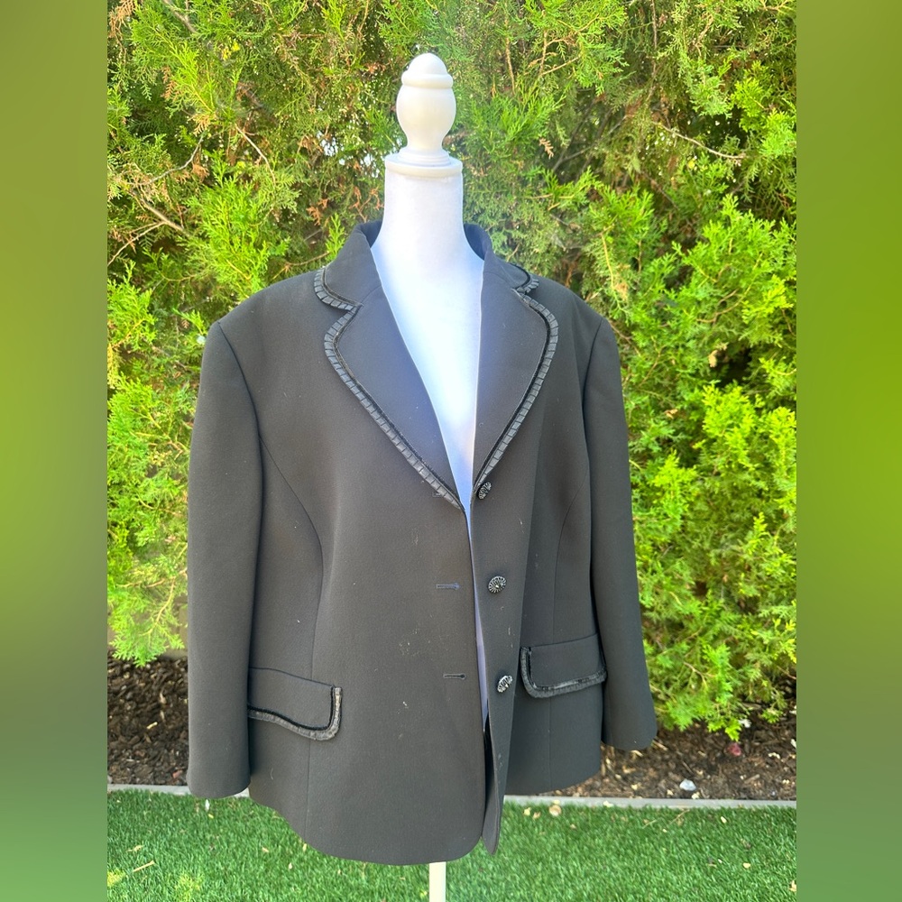 Tahari Black Blazer with Notched Lapels and Structured Shoulders - Picture 5 of 9
